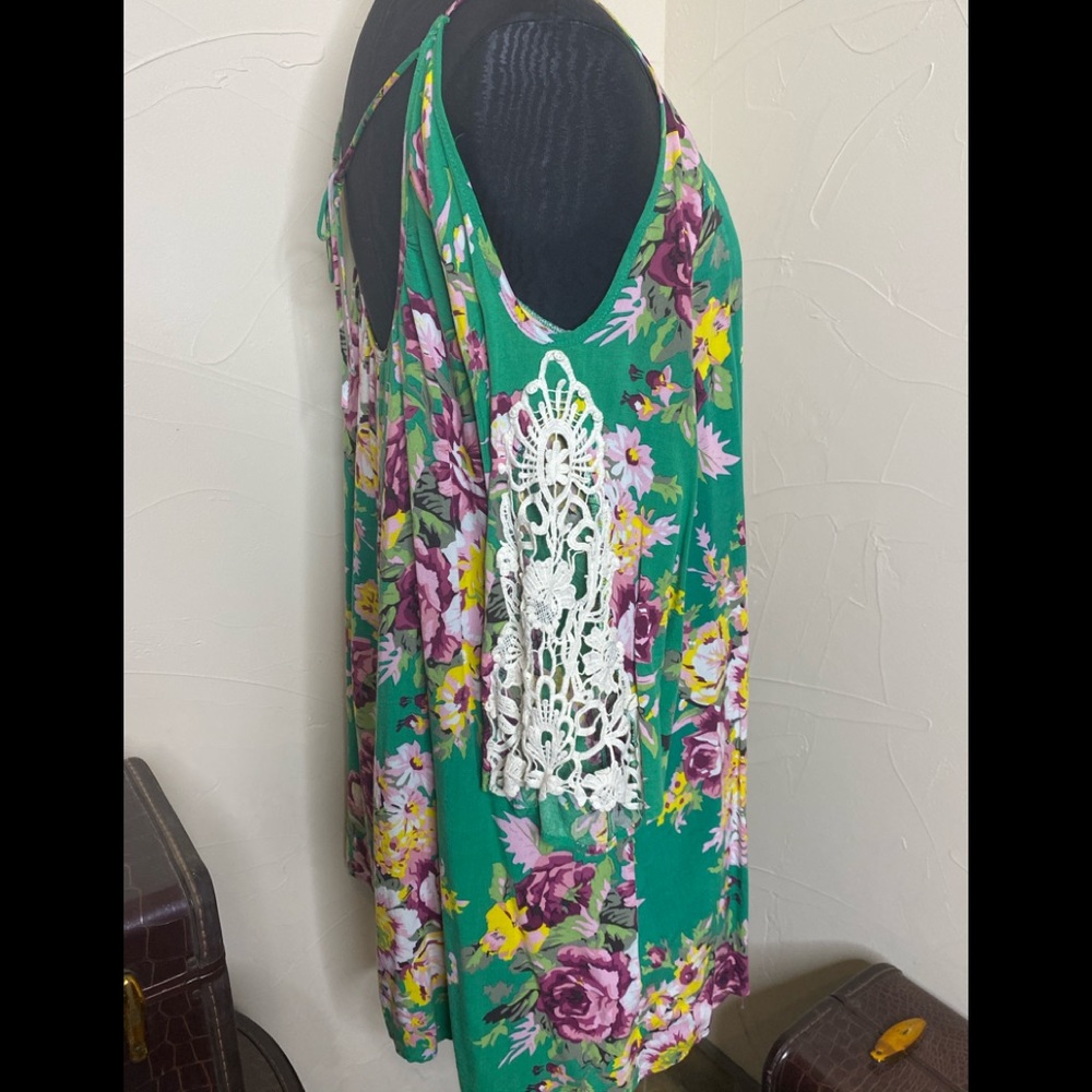 3 for $10 / Umgee floral cold shoulder tunic - Picture 2 of 4